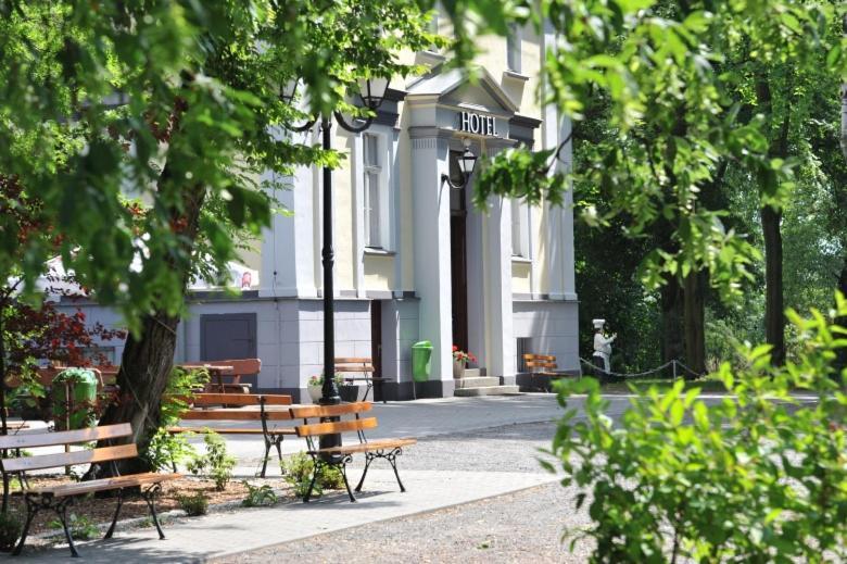 Park Hotel Dobrodzien Buitenkant foto